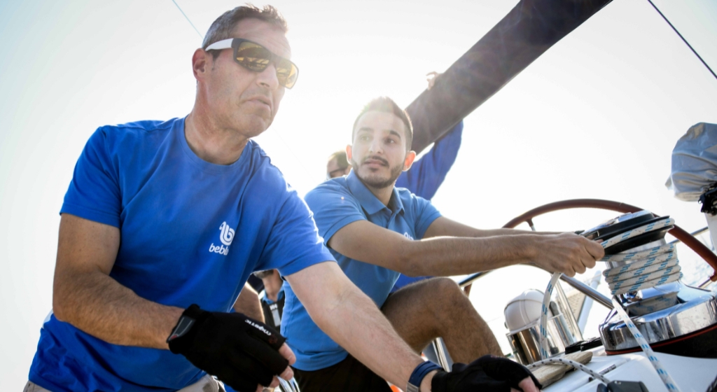 Team building: companies on a sailboat to improve the business