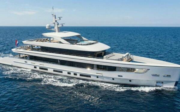 AXA Yate de lujo a motor