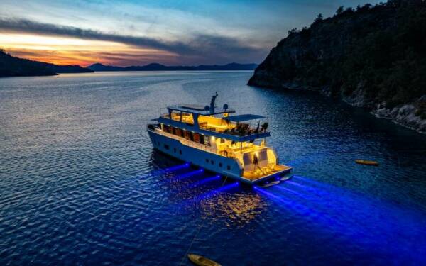 LILA Luxus-Motoryacht