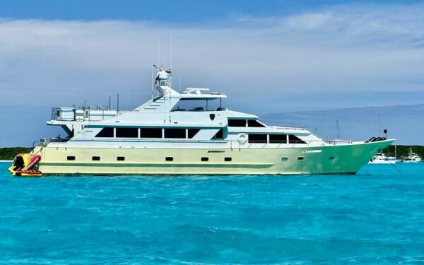 A PLACE IN THE SUN Luxusná motorová loď