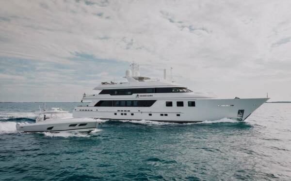 Crossed Sabre Motor yacht di lusso