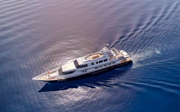 GELLY Yate de lujo a motor