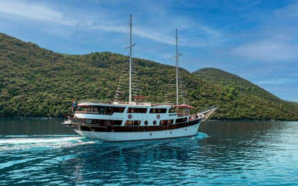 Cesarica Luxusná motorová loď