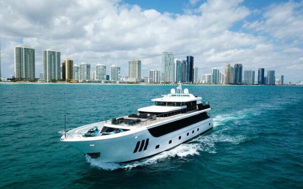 PRIVILEGE Motor yacht di lusso