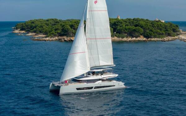 Thira 80 Catamarano di lusso