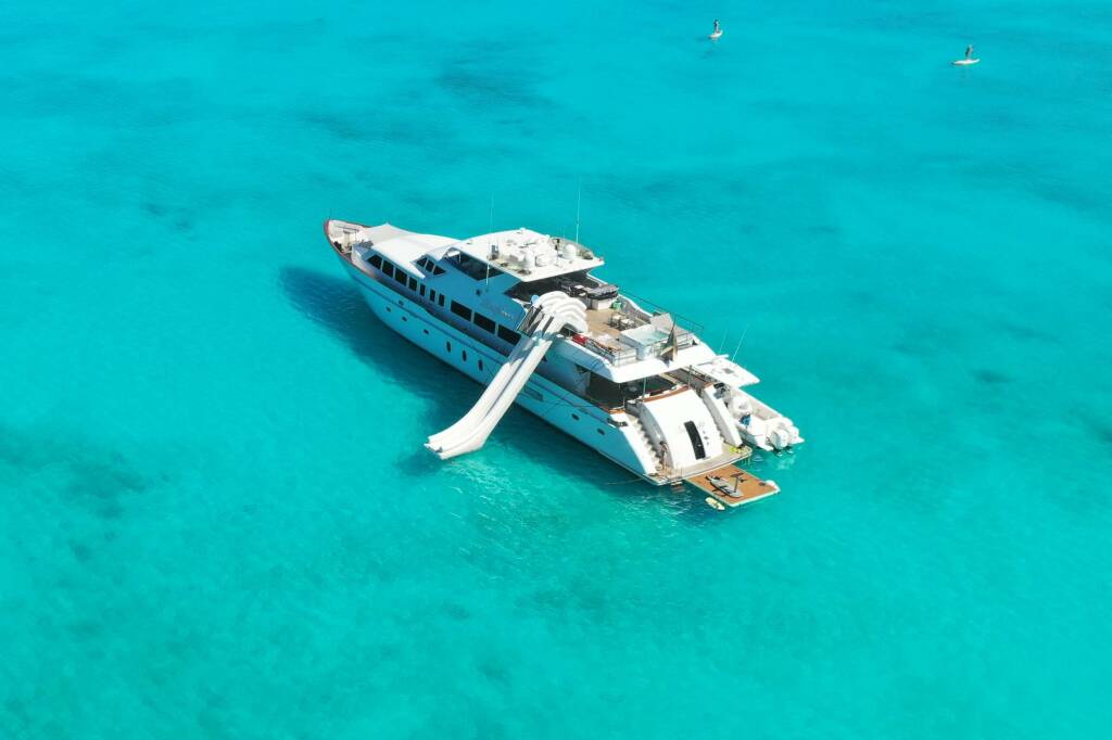 BEACHFRONT Motor yacht di lusso