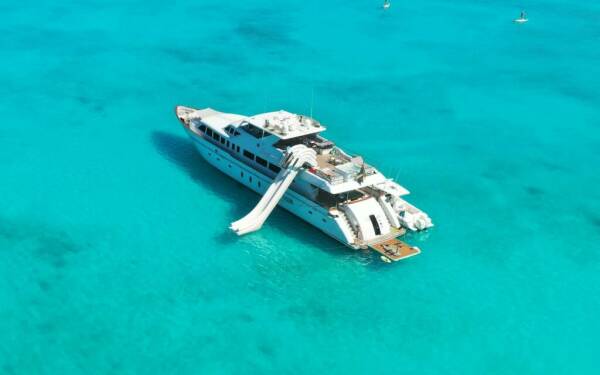 BEACHFRONT Luxusná motorová loď