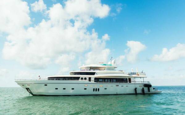 INCEPTION Yate de lujo a motor