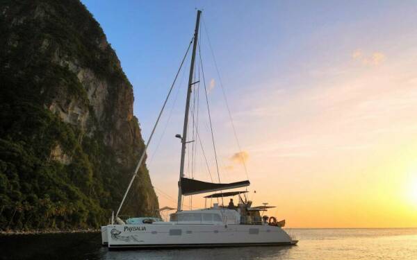 PHYSALIA Catamarano di lusso