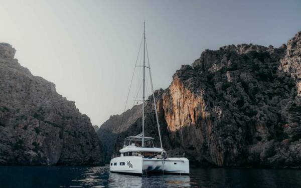 ALMOSTA ROAD Catamarán de lujo