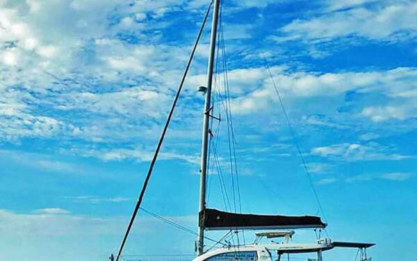 THE SPACE BETWEEN Catamarano di lusso