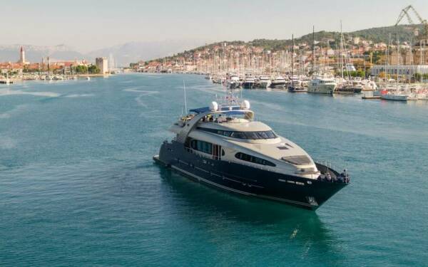 ONE BLUE Luxury motor yacht