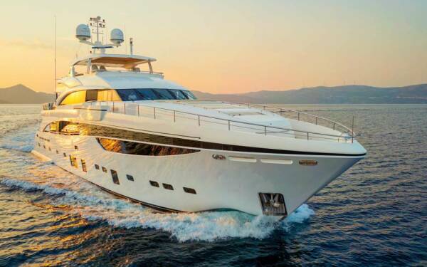 MIRAGE IV Motor yacht di lusso