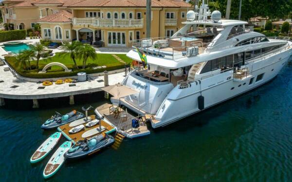BEACHFRONT II Motor yacht di lusso