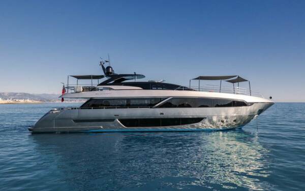 HP6 Luxury motor yacht