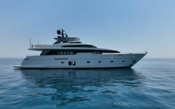 AMAN Yate de lujo a motor