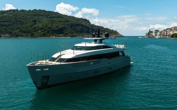 Akira Motor yacht di lusso