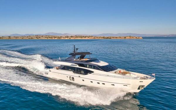 AKASTI Yate de lujo a motor