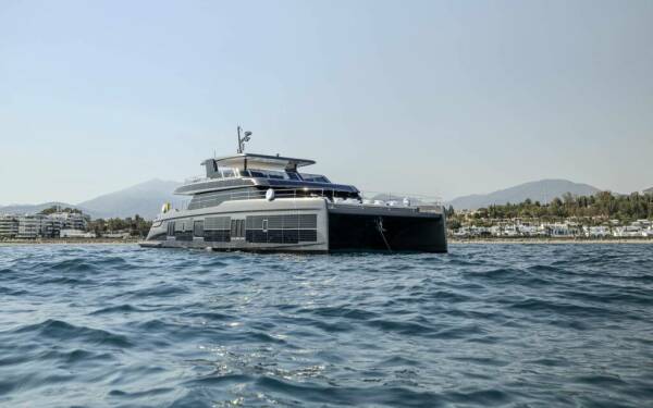 TESNI Catamarano di lusso