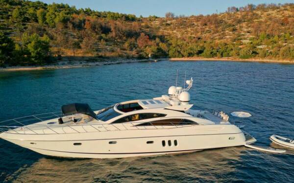 Sunseeker Predator 72 Ghost Motor yacht di lusso