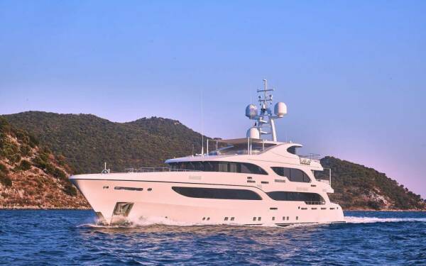 IMMERSIVE Yate de lujo a motor