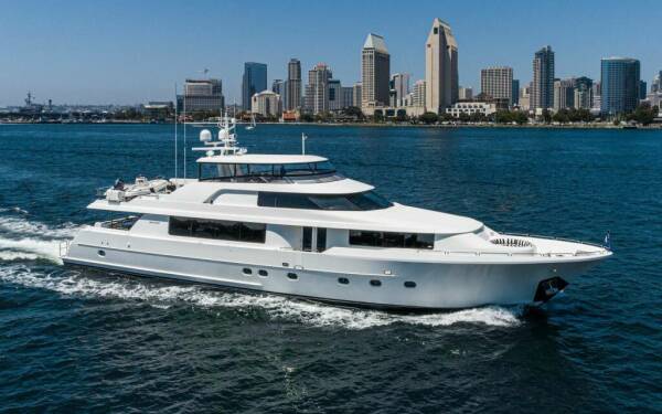 BETH ANN Yate de lujo a motor