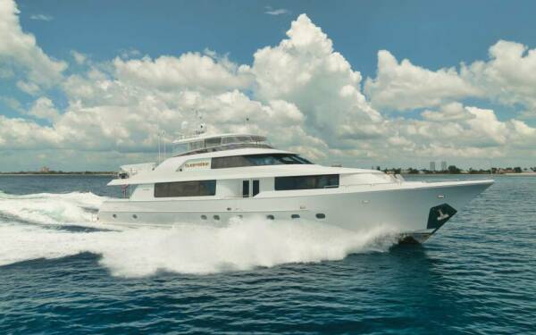 SLEEPOVER Yate de lujo a motor