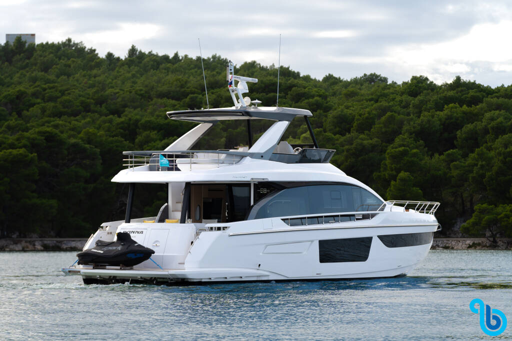 Azimut 68 Fly, 