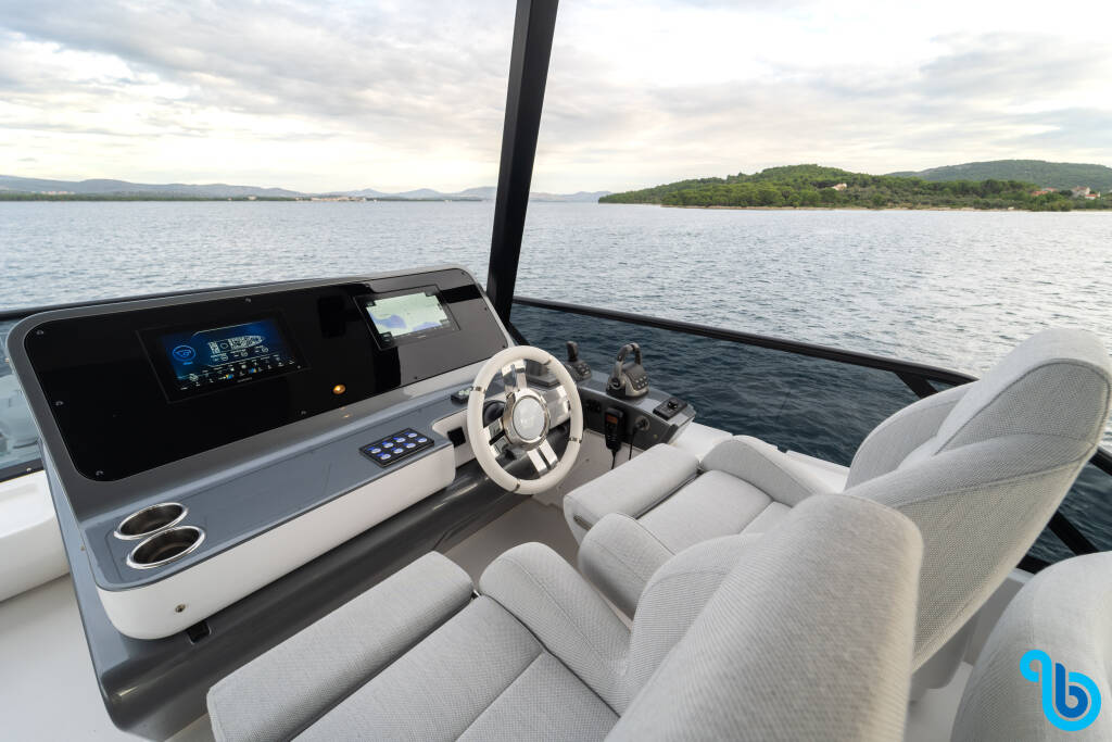 Azimut 68 Fly, 