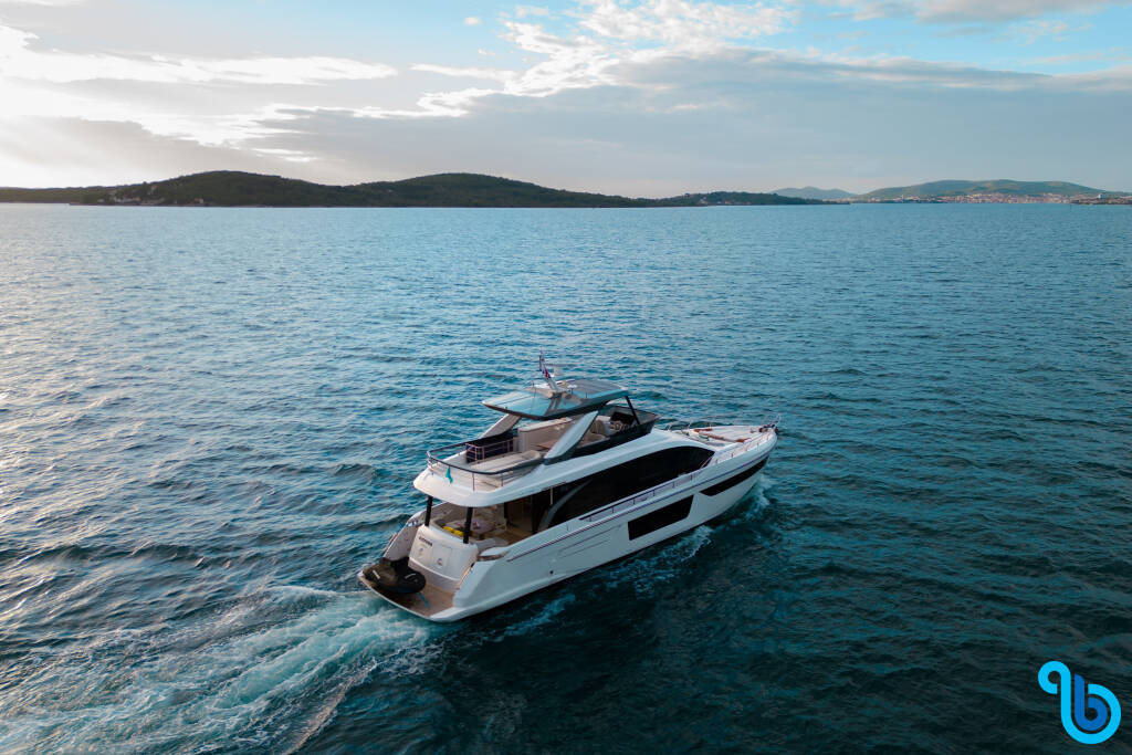 Azimut 68 Fly, 