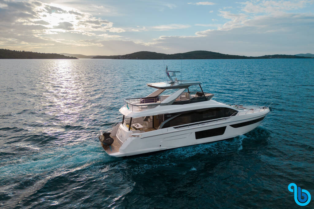 Azimut 68 Fly, 