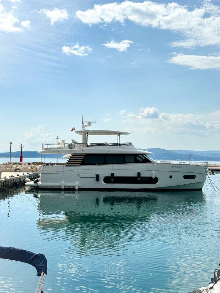 Azimut Magellano 66, Moon light