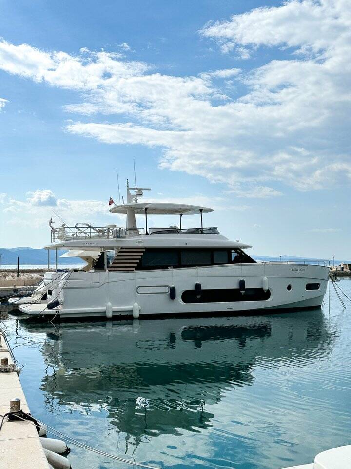 Azimut Magellano 66, Moon light