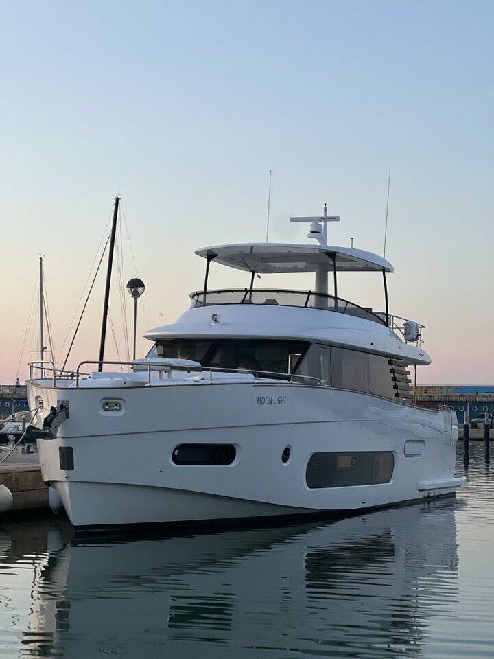 Azimut Magellano 66, Moon light