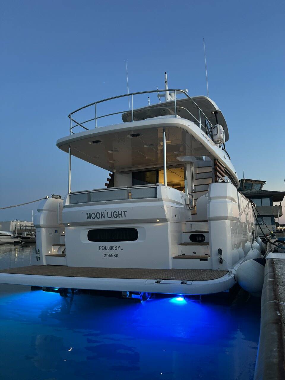 Azimut Magellano 66, Moon light