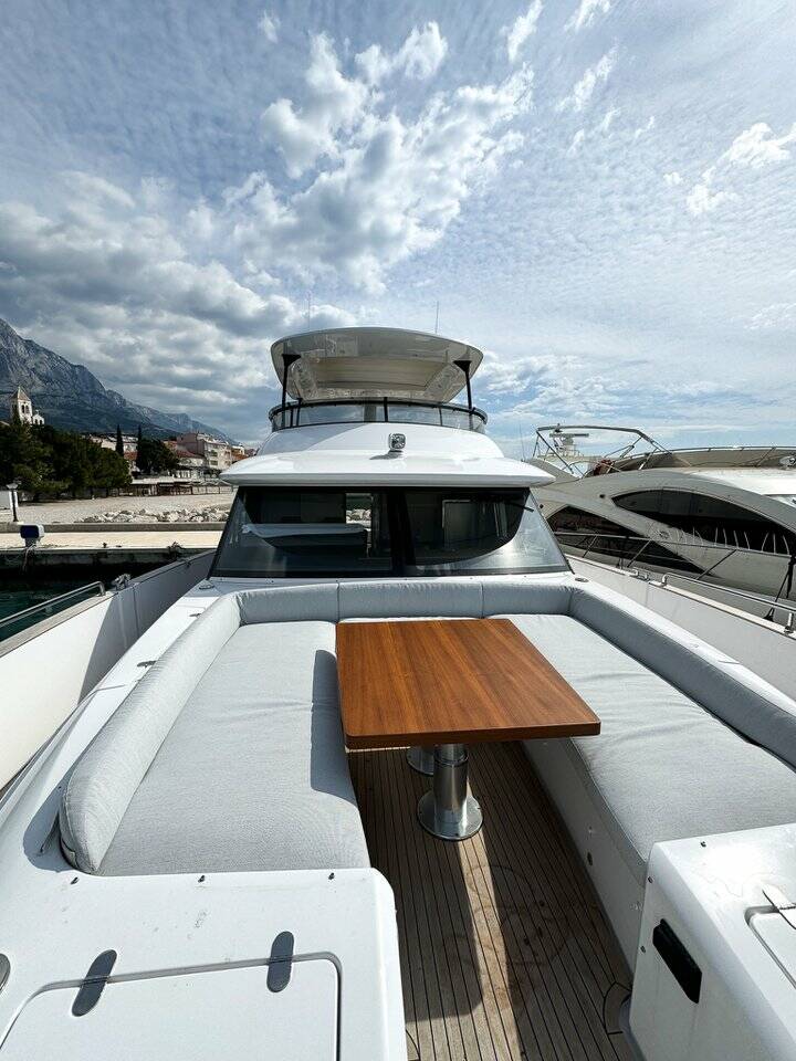 Azimut Magellano 66, Moon light