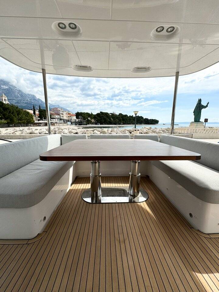 Azimut Magellano 66, Moon light