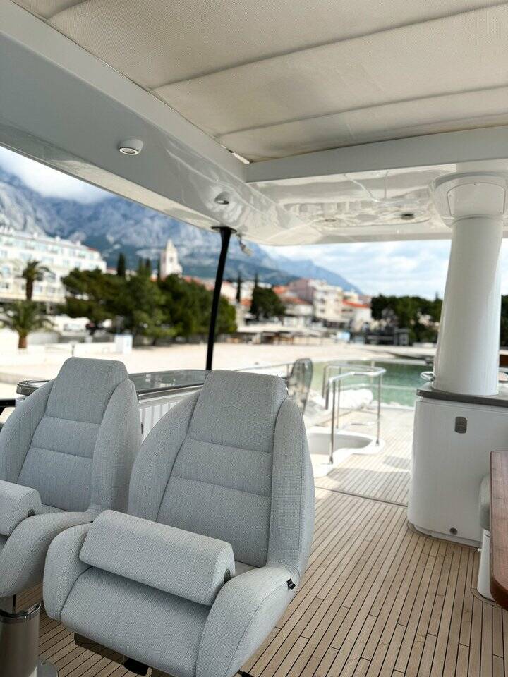 Azimut Magellano 66, Moon light