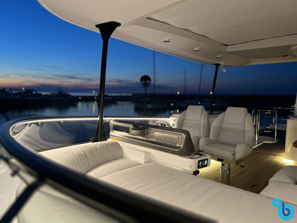 Azimut Magellano 66, Moon light