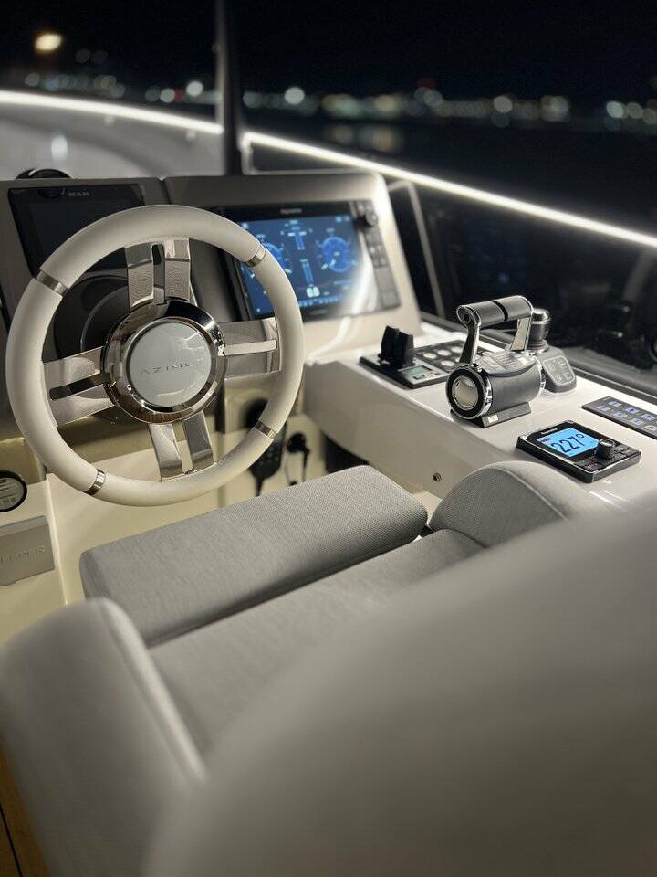 Azimut Magellano 66, Moon light