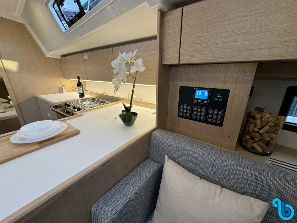 Bavaria C42, 