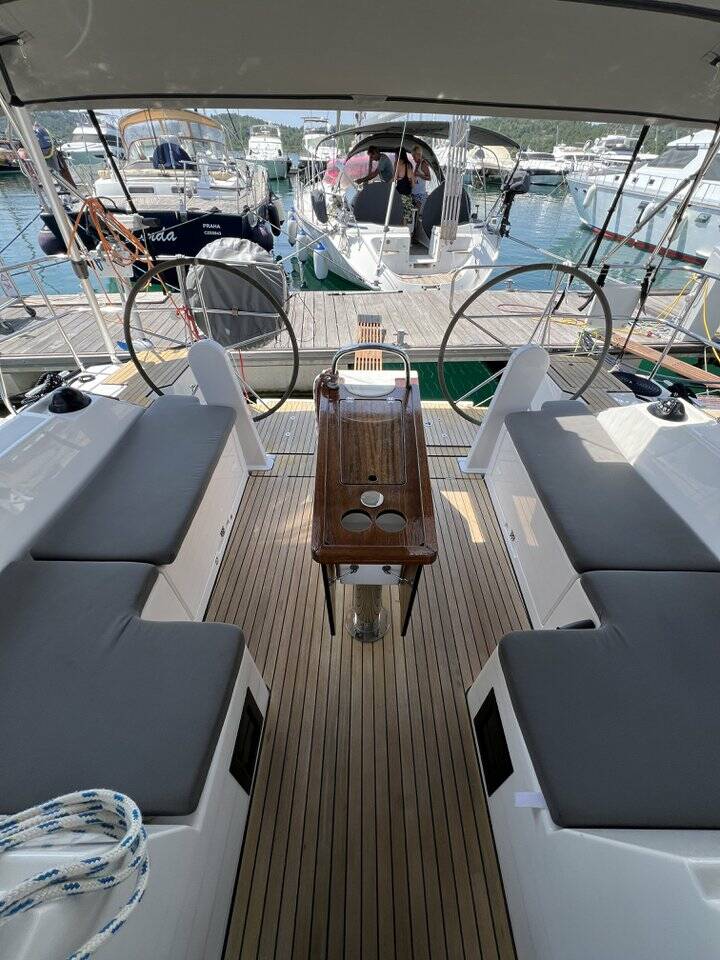 Bavaria C42, Auka