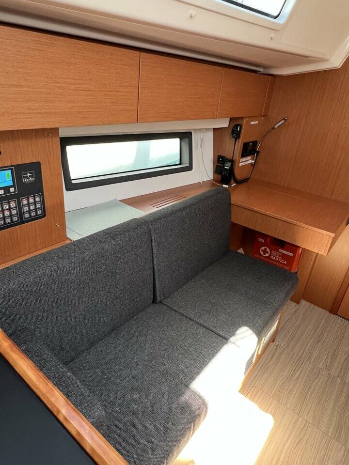 Bavaria C42, Auka