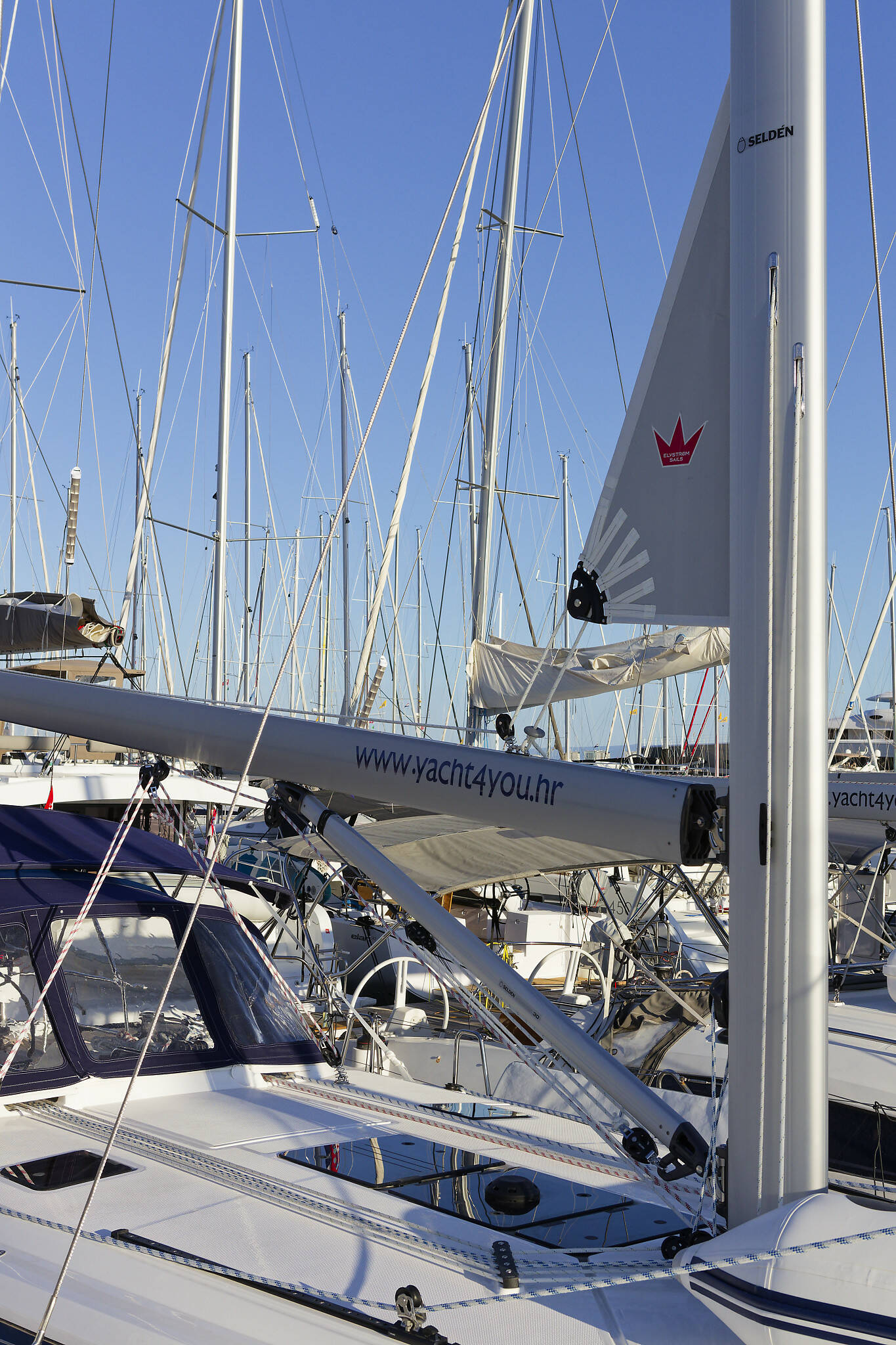 Bavaria Cruiser 46, Val