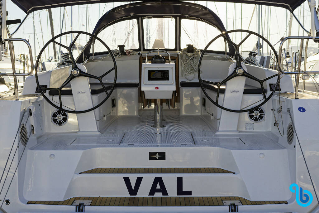 Bavaria Cruiser 46, Val