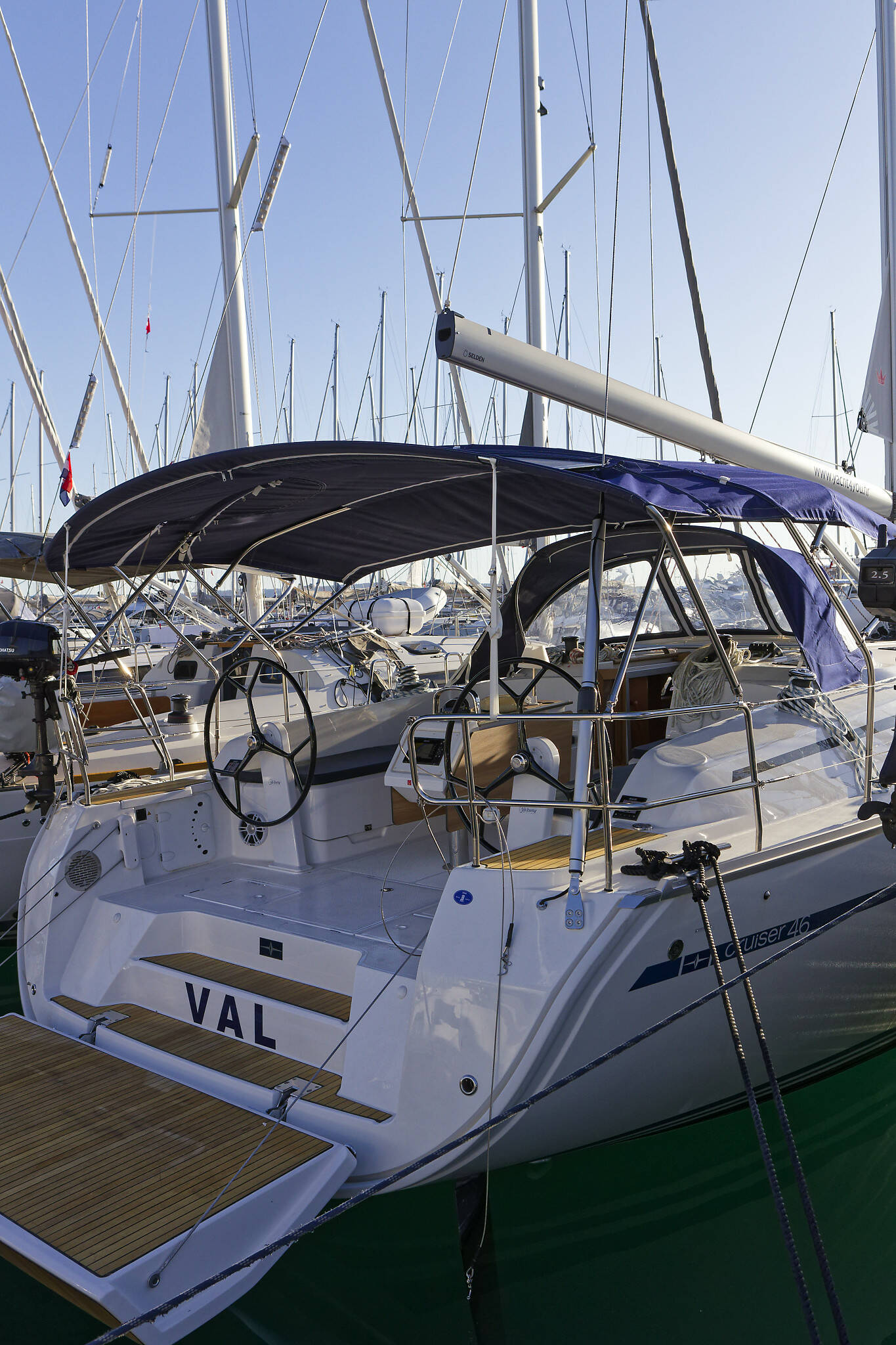 Bavaria Cruiser 46, Val