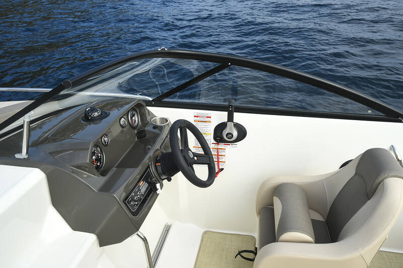 Bayliner VR5 Outboard, Cuddy