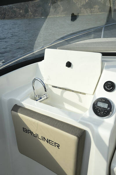 Bayliner VR5 Outboard, Cuddy