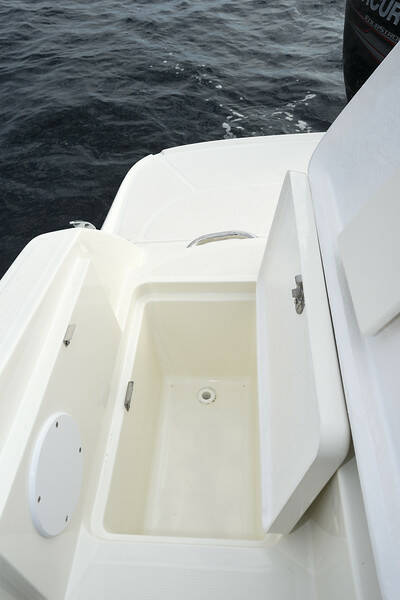 Bayliner VR5 Outboard, Cuddy