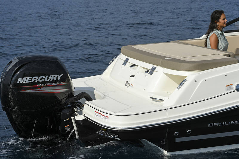 Bayliner VR5 Outboard, Cuddy